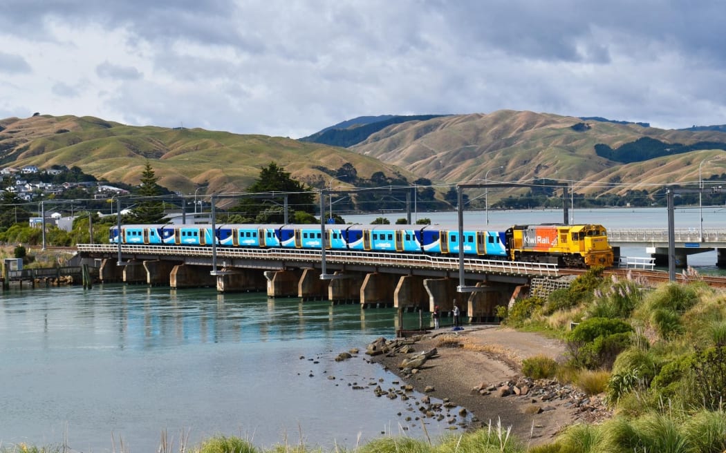tom_james_nz's tweet photo. Good news for our inter-regional rail services this week:
· Refurbished Capital Connection carriages will be in service next week (thanks NZ Upgrade Programme)
· Te Huia’s ban from Auckland’s metro network has been lifted after some new safety features agreed https://t.co/3emlVhfrWd