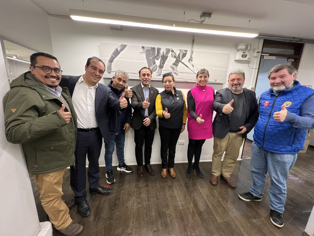 MindepChile's tweet photo. Esta tarde, el ministro Jaime Pizarro junto a la subsecretaria @AntoIllanesR y el director nacional del @INDChileOficial @IsraelCastroL sostuvieron una reunión con dirigentes de la @ANEFChile en las oficinas del #Mindep para abordar diversas temáticas de interés institucional. https://t.co/Gm9kEi4D7q