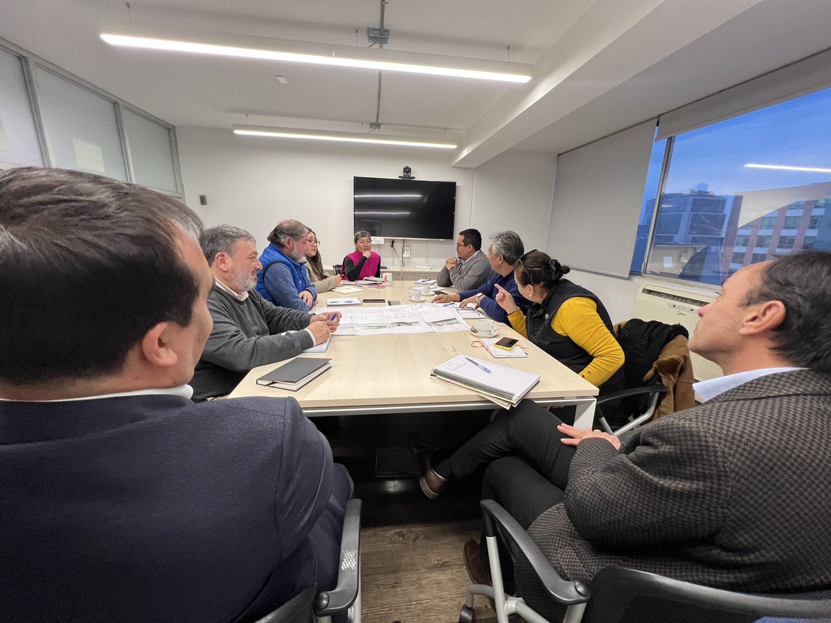 MindepChile's tweet photo. Esta tarde, el ministro Jaime Pizarro junto a la subsecretaria @AntoIllanesR y el director nacional del @INDChileOficial @IsraelCastroL sostuvieron una reunión con dirigentes de la @ANEFChile en las oficinas del #Mindep para abordar diversas temáticas de interés institucional. https://t.co/Gm9kEi4D7q