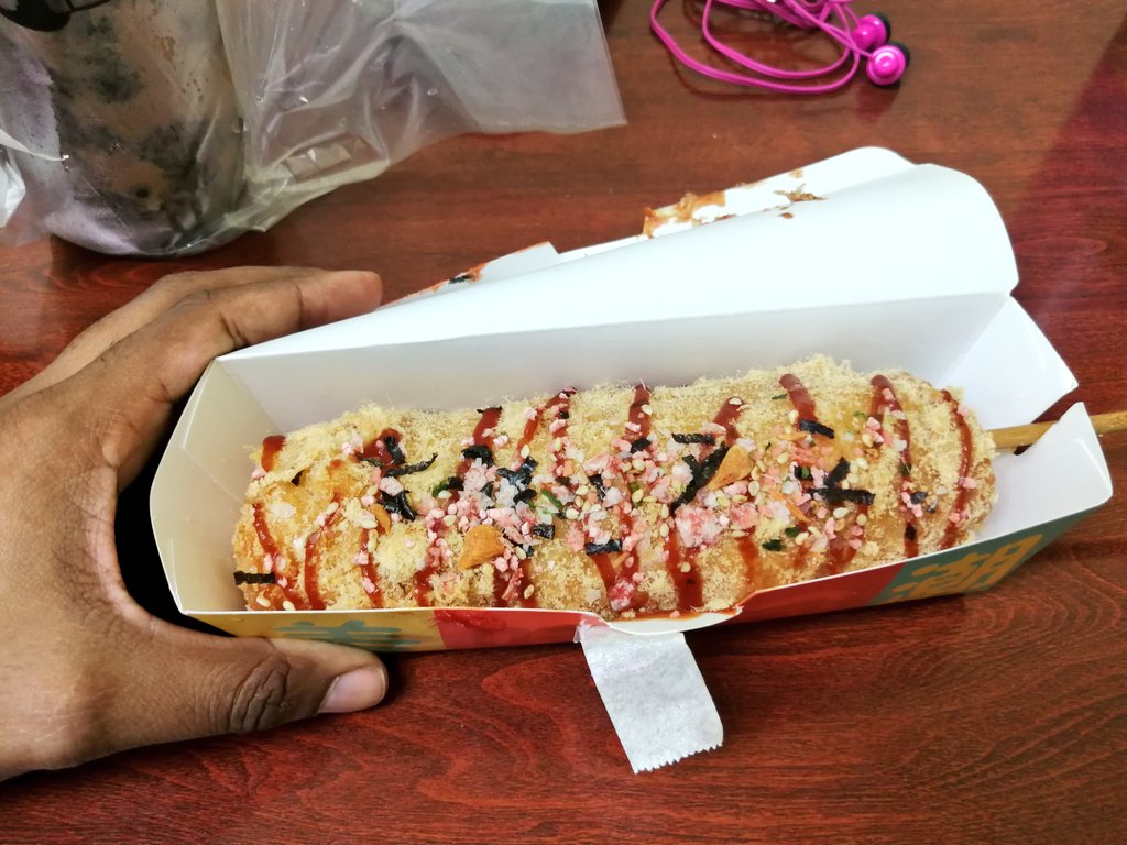 IrmaNach_38's tweet photo. Me comí mi primer Corn Dog de #MrTea
Le pongo 7/10 

Debo probar otros 

Tenía rantan queso y una salchicha ya al final https://t.co/mQlm6LHFJT