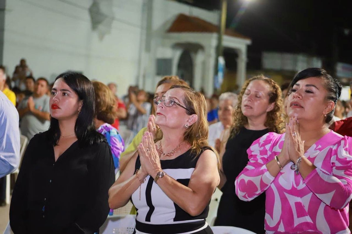RossyLuque4T's tweet photo. Asistí con mucho gusto a la Procesión y Misa Solemne de nuestra Parroquia de Altamira celebrando a nuestro Santo Patrono, Santiago apóstol , también conocido como el caballero andante, cerrando con una hermosa muestra de Pirotecnia en el  marco de las fiestas patronales. 🎆 ⛪ https://t.co/ra1hyqLqZo