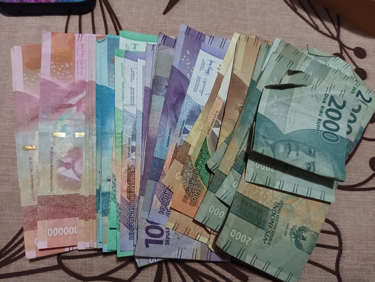 Ada nggak yang kaya aku tiap pagi harus nyusun duit di dompet secara berurutan begini, kalau urutan acak2an bisa anxiety 😁
