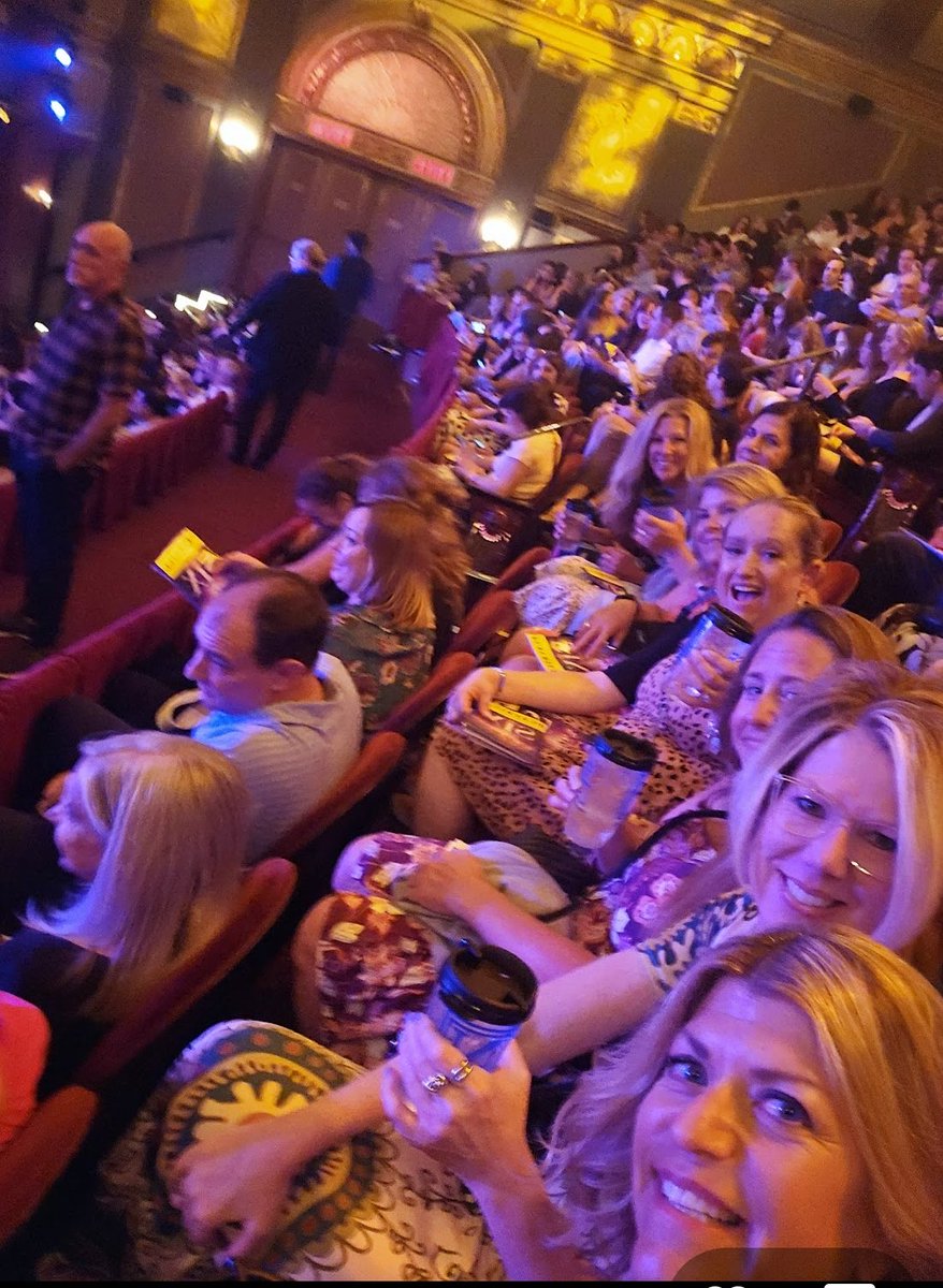 Ready to see Six in NYC with my beautiful friends 👚❤️😁