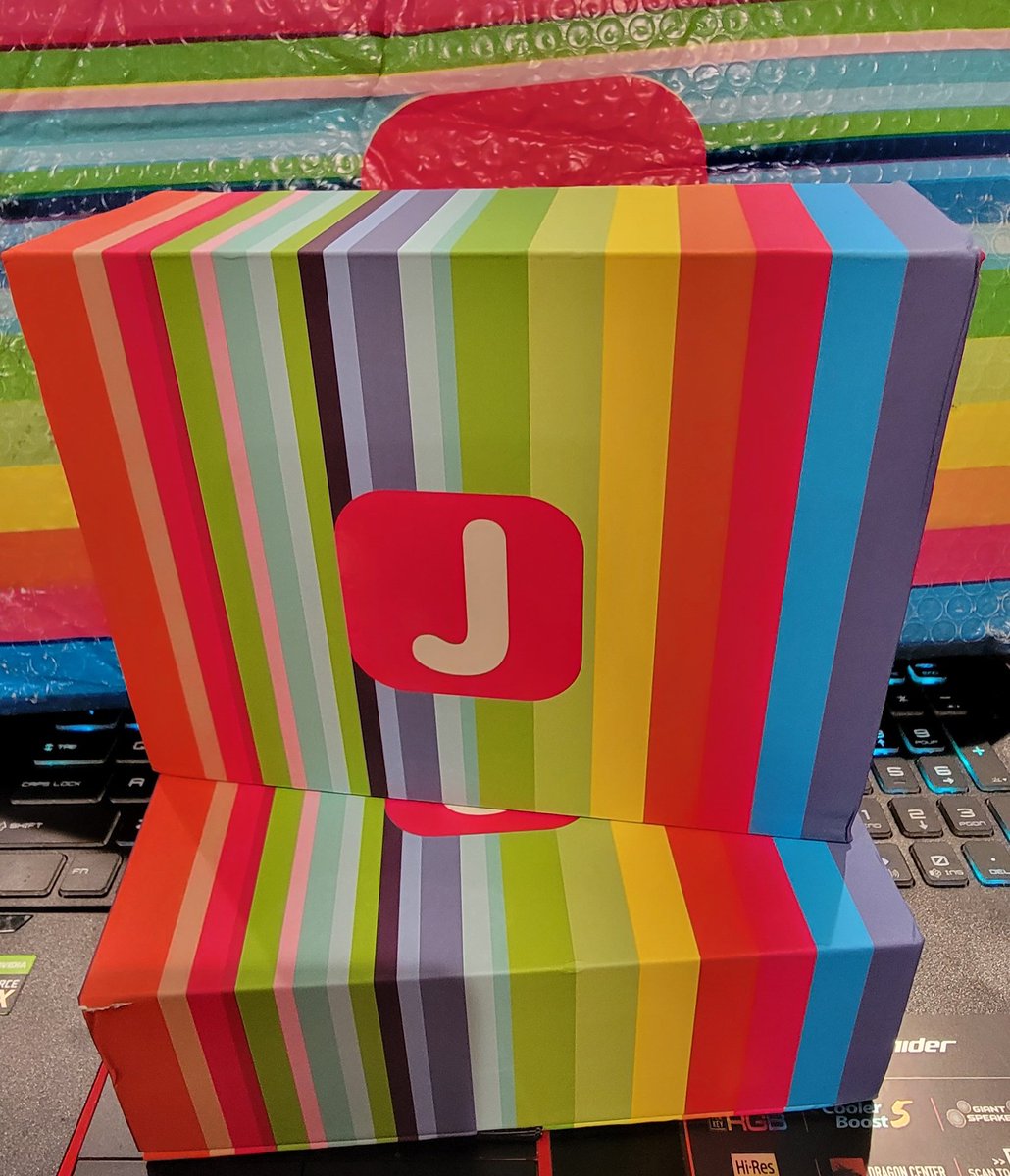 CathyVOBathy's tweet photo. Finally received my box of business cards from @Jukebox!
😍🌈😁
Loving the packaging and design options on their website!! Highly recommend!!
#DoinBusiness #Voiceover #Voiceactor #Unpacked #JukeboxPrint https://t.co/tGqMpmK9Fo
