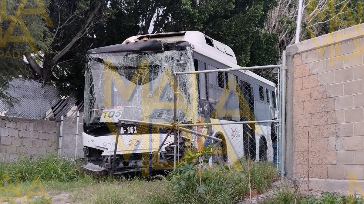 malavidaqro's tweet image. #Corregidora: Conductor de #QroBús, aparentemente se queda sin frenos e impacta contra la parte posterior de otro camión de Transporte de Personal.

El QroBús termina su loca carrera derribado una parte de la barda ciclónica del #ITQ. No se reportan personas lesionadas. 💥🚌🚔🚨