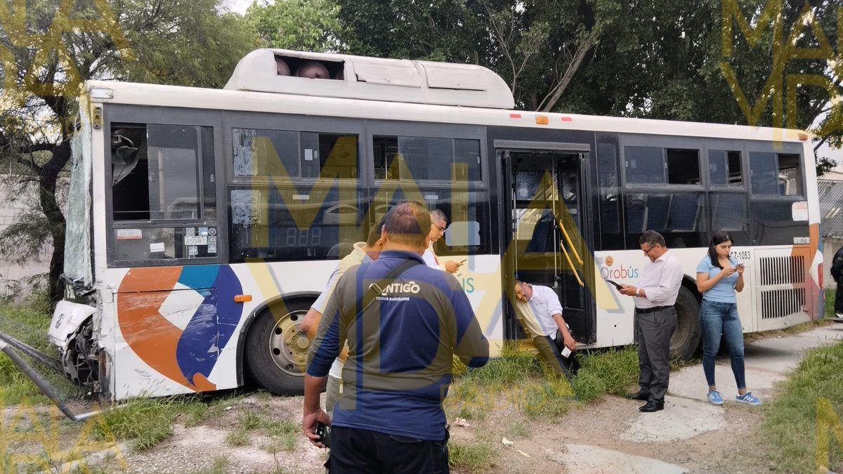 malavidaqro's tweet image. #Corregidora: Conductor de #QroBús, aparentemente se queda sin frenos e impacta contra la parte posterior de otro camión de Transporte de Personal.

El QroBús termina su loca carrera derribado una parte de la barda ciclónica del #ITQ. No se reportan personas lesionadas. 💥🚌🚔🚨