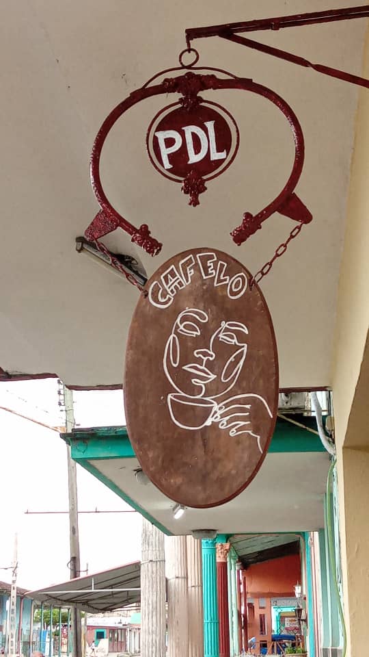 isbelreina1979's tweet image. En homenaje al #70Moncada queda imnaugurado en #Jatibonico Proyecto de Desarrollo Local Cafelo enfocado a una de nuestras pasiones, el café.El proyecto pretende convertirse en un referente cultural. Juntos podemos hacer de nuestro terruño un mejor lugar #EmpeñadosEnSeguirGanando