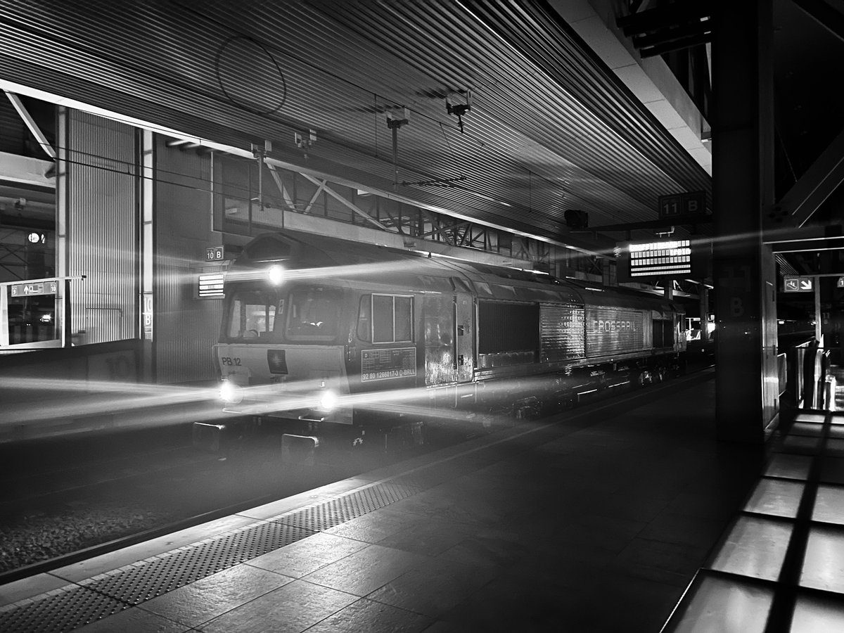 KevinDeruyck's tweet photo. Ergens stil in de nacht :) #Class66 #Dieselpower #Testrit https://t.co/ckhr9qIB9L