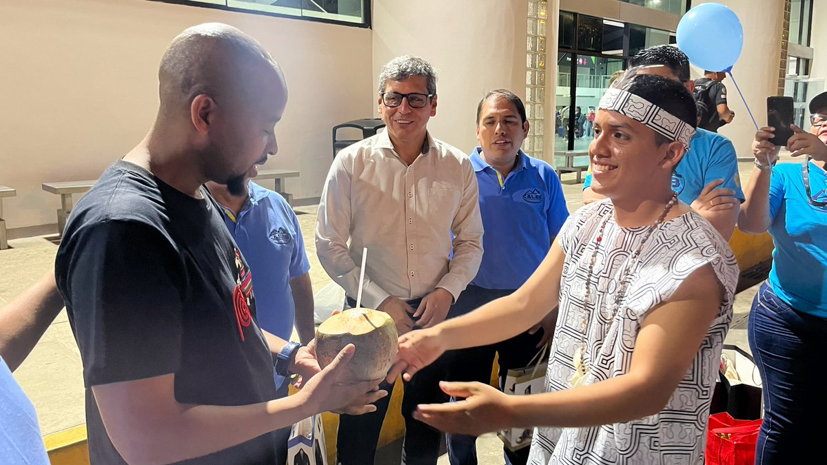 AdventistasUPN's tweet photo. 🇺🇸🇧🇷 Líderes de jóvenes para el mundo y Sudamérica, Pr. Pako Mokgwane y Pr. Carlos Campitelli, recibieron vestimentas típicas y el reconocimiento de los campos e instituciones de la iglesia en el norte del Perú. 🇵🇪 ¡Bienvenido a la tierra de gente feliz! ✋🏽😃 #MisiónCaleb #YoVoy https://t.co/nkwuQLRiYg