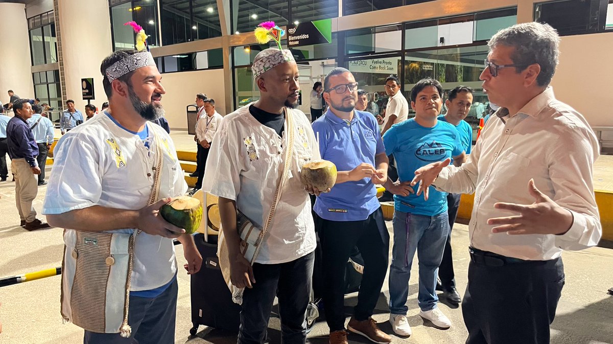 AdventistasUPN's tweet photo. 🇺🇸🇧🇷 Líderes de jóvenes para el mundo y Sudamérica, Pr. Pako Mokgwane y Pr. Carlos Campitelli, recibieron vestimentas típicas y el reconocimiento de los campos e instituciones de la iglesia en el norte del Perú. 🇵🇪 ¡Bienvenido a la tierra de gente feliz! ✋🏽😃 #MisiónCaleb #YoVoy https://t.co/nkwuQLRiYg