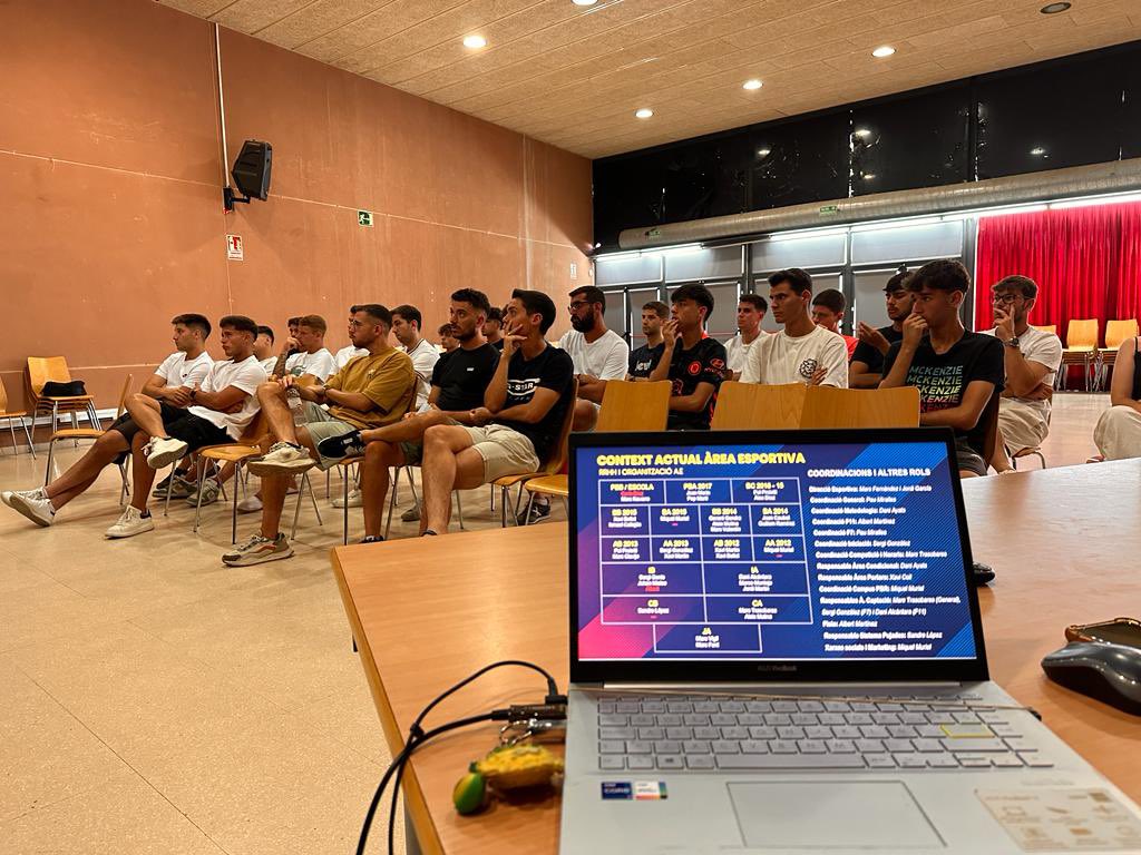 pblaugranaroca's tweet photo. Molt contents i satisfets de poder començar a preparar una nova temporada amb aquest grup de treball a l'Àrea Esportiva del club.

Ens veiem aviat! 
⏰TIC-TAC

Força PBR!🔵🔴
#SomEscola #SomFutbol #SomFamília
#ShareValues #SharePBR https://t.co/lireUxldGs