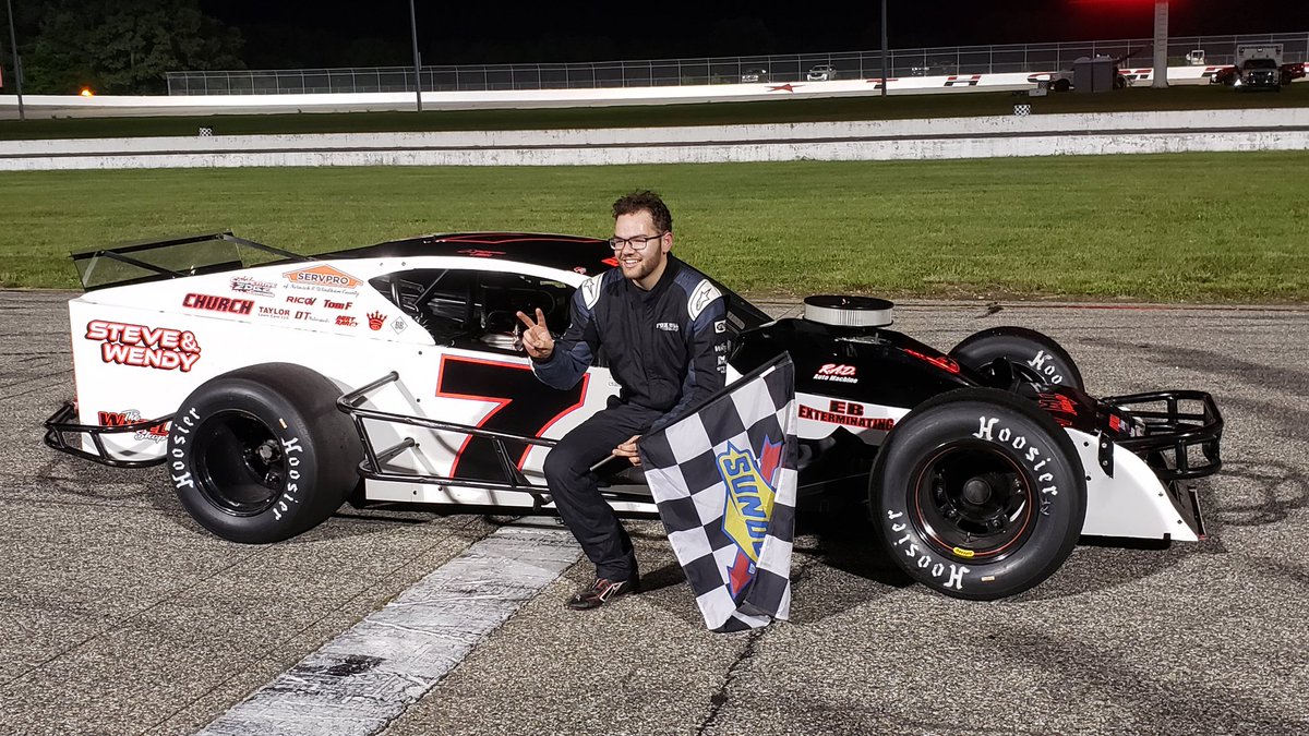 Get the man a 🧹 Alexander Pearl sweeps tonight's SK Light Twin 30s at @ThompsonSpdwy, this time holding off a hard charging Tyler Chapman! Open Modified Dash for Cash 50 is next.