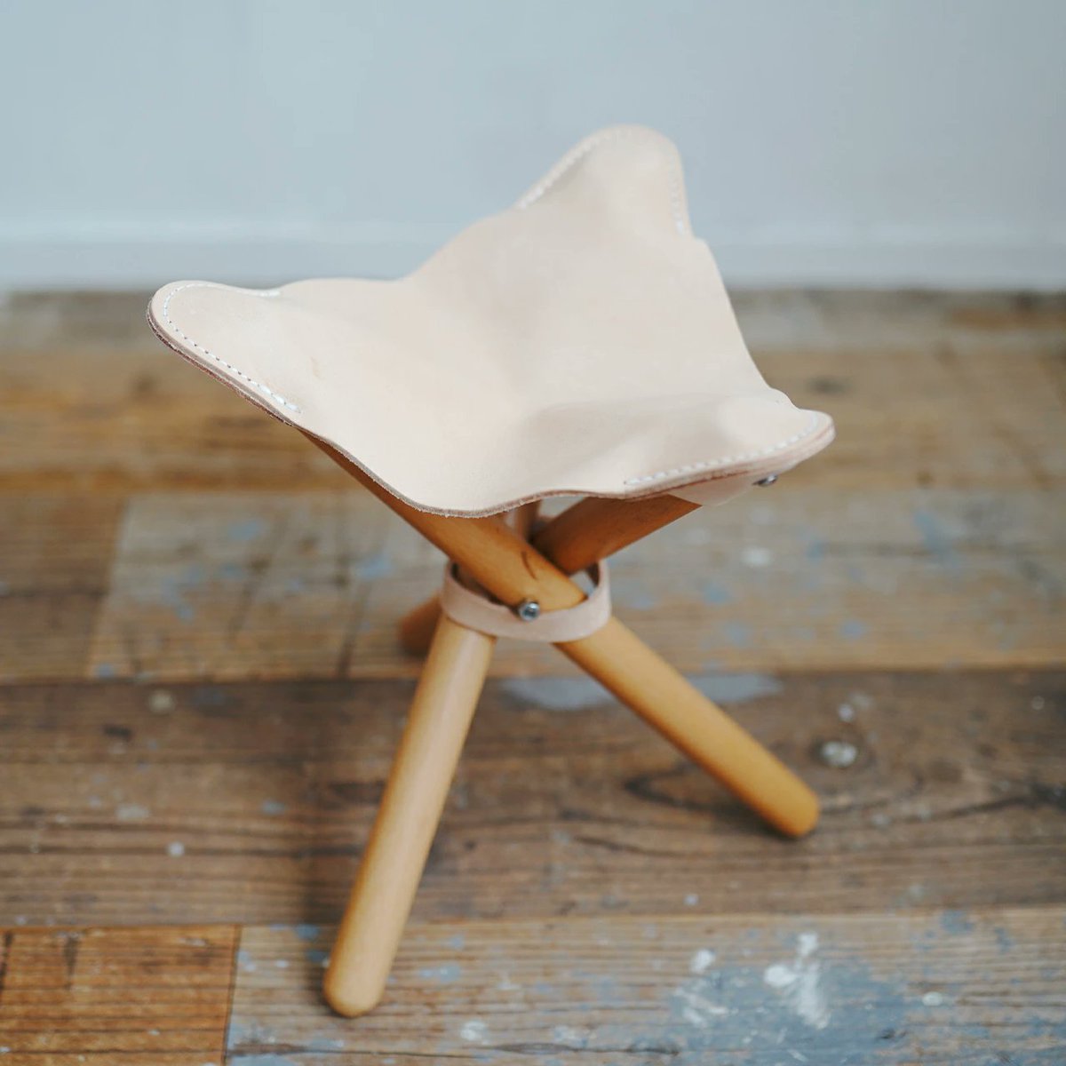 CroukaLR's tweet photo. ／
人気の「sansa chair」が再入荷！
＼

座面にヌメ革を使った低めの三脚イス。キャンプはもちろんインテリアにも。ヌメ革が徐々に深みを増していくエイジングも楽しめますよ。

ROMO
Sansa Chair
¥8,800
→→ https://t.co/jvZtd0noKe https://t.co/efckD1ux1J