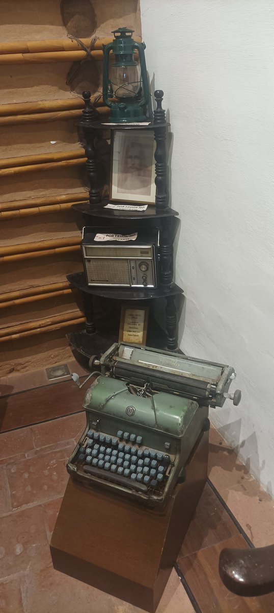 panicillo10632's tweet photo. Cómo olvidas tinajas, máquina de escribir, tacu y el tele en blanco y negro eran herramientas de mucha importancia en nuestro cuidad.
@holapancoe 
@utepsabolivia 
#Pancoe22
#AMORXSANTACRUZ
#ROMA5 https://t.co/YkwQ6KSXPc