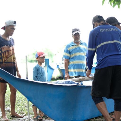 kikopangilinan's tweet photo. Malugod naming ibinabalita na nakapagturnover ang aming team ng 15 units ng 28ft fiberglass na bangka sa mga mangingisda ng Tayabas Bay sa Lucena, Quezon. Bawat bangka ay nagkakahalaga ng P120,000 at makakapagkarga ng 100 kilos ng isda. https://t.co/Vk6UcW7P4b