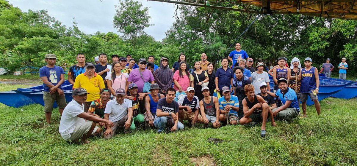 kikopangilinan's tweet photo. Malugod naming ibinabalita na nakapagturnover ang aming team ng 15 units ng 28ft fiberglass na bangka sa mga mangingisda ng Tayabas Bay sa Lucena, Quezon. Bawat bangka ay nagkakahalaga ng P120,000 at makakapagkarga ng 100 kilos ng isda. https://t.co/Vk6UcW7P4b