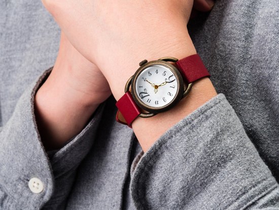 dedegumo_kyoto's tweet image. 【再入荷】
シンプルで見やすい直径29mmの時計です。繊細なデザインをした針も特徴的。（針デザインが前回とは変更になっております）ベルトは幅が15mmあり着用のしやすさも魅力です。
dedegumo.shop-pro.jp/?pid=156255576
#手作り時計 #誕生日プレゼント #handmadewatch