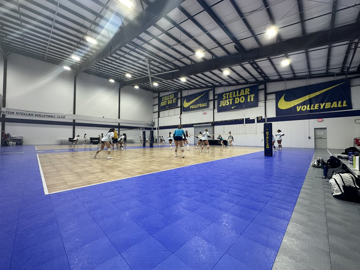 That’s a wrap for our returner team camp!! Thank you @houstonstellarvb for getting our players in the right mindset for next week! It’s 💪 g r i n d  t i m e 💙🏐  #GiddyUp #LetsRide #ClementsVolleyball