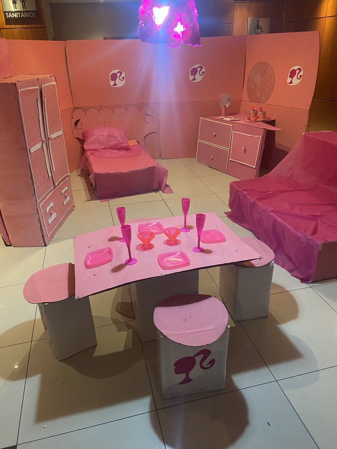 poptime's tweet photo. 🚨 VEJA: Decoração de baixo orçamento para divulgação de #Barbie em shopping no Ceará viraliza na web. https://t.co/IDMcdlea5A