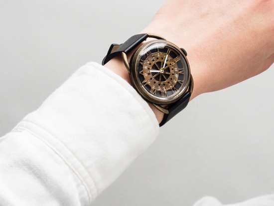 dedegumo_kyoto's tweet image. 【再入荷】
「レトロギア」（ブルー）
マットブルーの文字盤に焼き色を付けてヴィンテージ感を出したローマ数字の真鍮プレートを付けました。秒針の歯車が中心でくるくると回ります。
＃手作り時計 #スチームパンク ＃handmadewatch
dedegumo.shop-pro.jp/?pid=158014386
他の色は→ dedegumo.shop-pro.jp/?mode=grp&amp;amp;gid=…