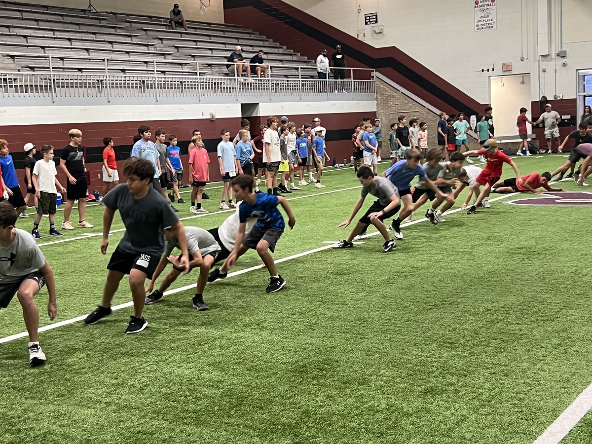 RoundRockFB's tweet photo. What a great three days it’s been for our middle school kids! Some of you noticed the temps lately and that is because these kids brought the HEAT! 🔥🔥🔥Great energy, attitudes, and effort by all! The future is looking bright for #DragonNation!! #BREAL @RRFBBooster @cmoorefrog https://t.co/iO4QKHvbXx