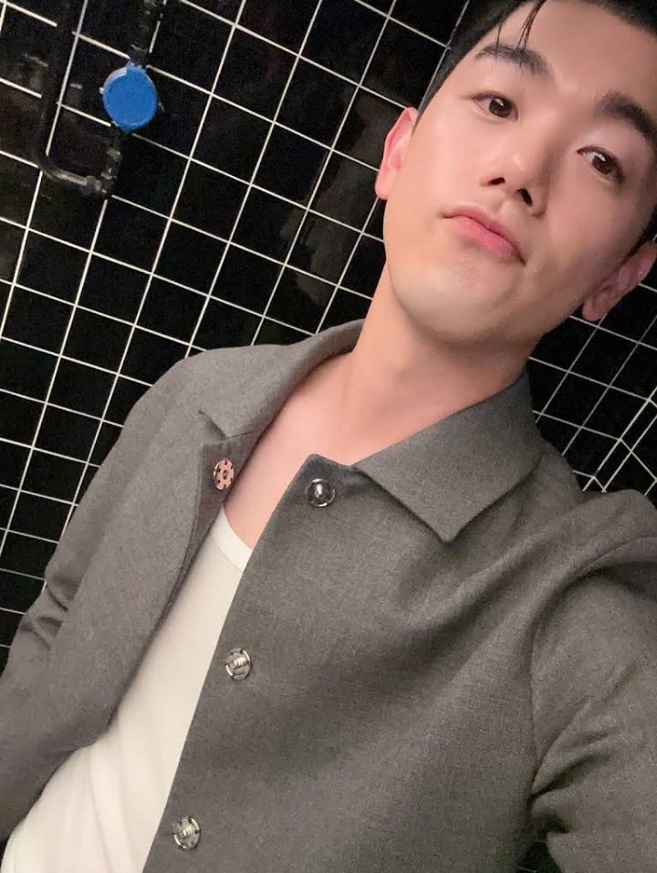 [📝 #TRAD - 26.07.2023] atualização do Eric Nam na comunidade do YouTube.

🐘: “Entrevistado pela Vogue Singapore (@voguesingapore2219) e falei tudo sobre "House on a Hill", meu grupo Idol dos sonhos, trabalho com Honne e Oh Wonder e até Daebak Show! Confira!” (+)

#KPOP #EricNam