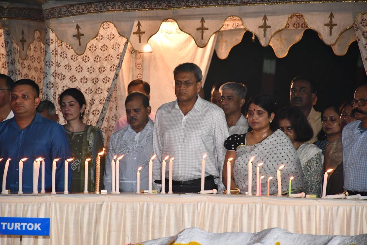 NorthernComd_IA's tweet photo. #KargilVijayDiwas2023
The Shradhanjali Park of #Udhampur witnessed an emotional celebration as #LtGenAnindyaSengupta, #COS_NC alongwith all ranks & families, veterans and NCC cadets offered their homage to the martyrs by lighting candles.
A motivational video showcased the unwavering courage of #Kargil warriors, who fought selflessly to protect our sovereignty & territorial integrity. #NCC cadets added to the fervour with a soul-stirring patriotic song, igniting the gathering with Josh and #enthusiasm.
#KargilVijayDiwas reminds us of the unbreakable spirit that defines our #nation and #ArmedForces.
#KargilWar
@adgpi
@HQ_DG_NCC