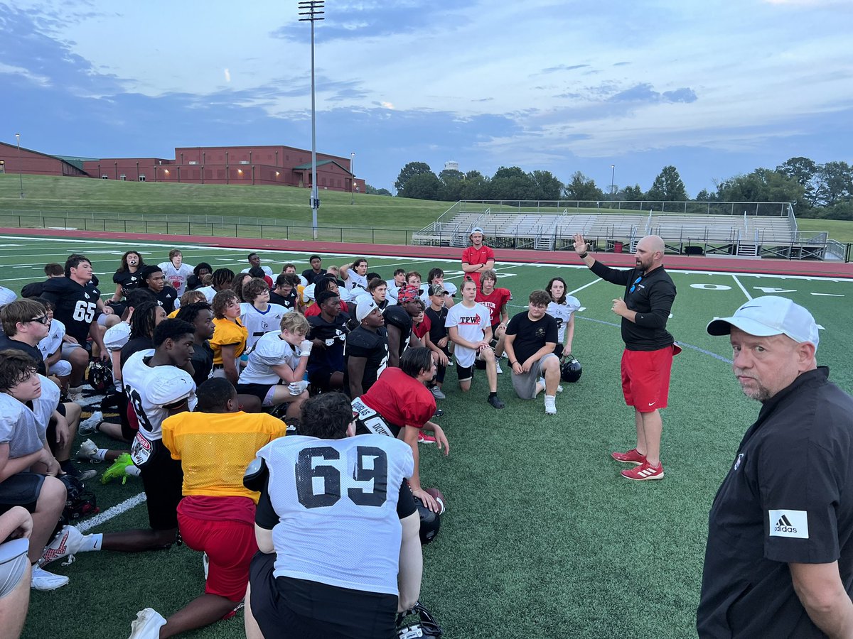CoachSetler's tweet photo. “You’re identity is not just a football player. We are men of character who can spread love, random acts of kindness and goodwill to the people around us.” Great words tonight from my man @ElliottBush30 #TPW https://t.co/7SR9TIbGs5