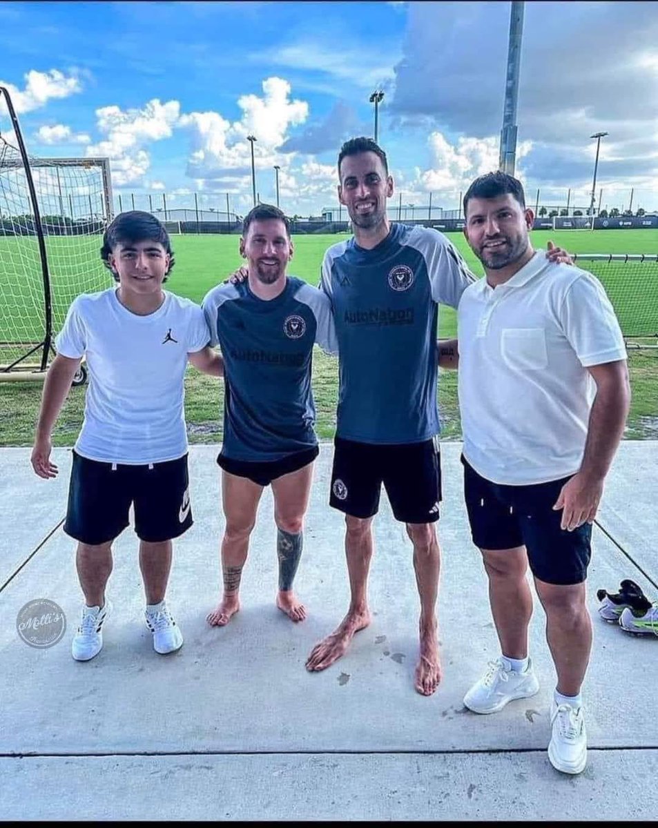 Aloperamed's tweet photo. Estoy feliz por #Messsi pero ¿qué le pasó a los pies de #Busquets 👽🛸? https://t.co/uCeFeokI0m