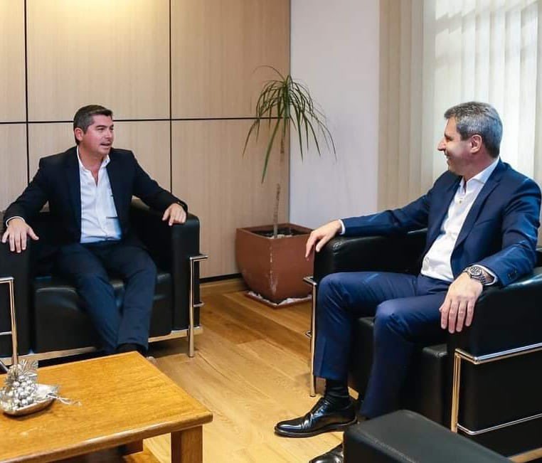 claudiojpoggi's tweet photo. San Juan nos muestra un ejemplo de institucionalidad y de pensar en los sanjuaninos. El actual Gobernador Sergio Uñac (que perdió la elección) y el Gobernador electo Marcelo Orrego (que ganó la elección) se reunieron para coordinar una transición ordenada y en paz. 👏👏 https://t.co/1xBE36SyLc
