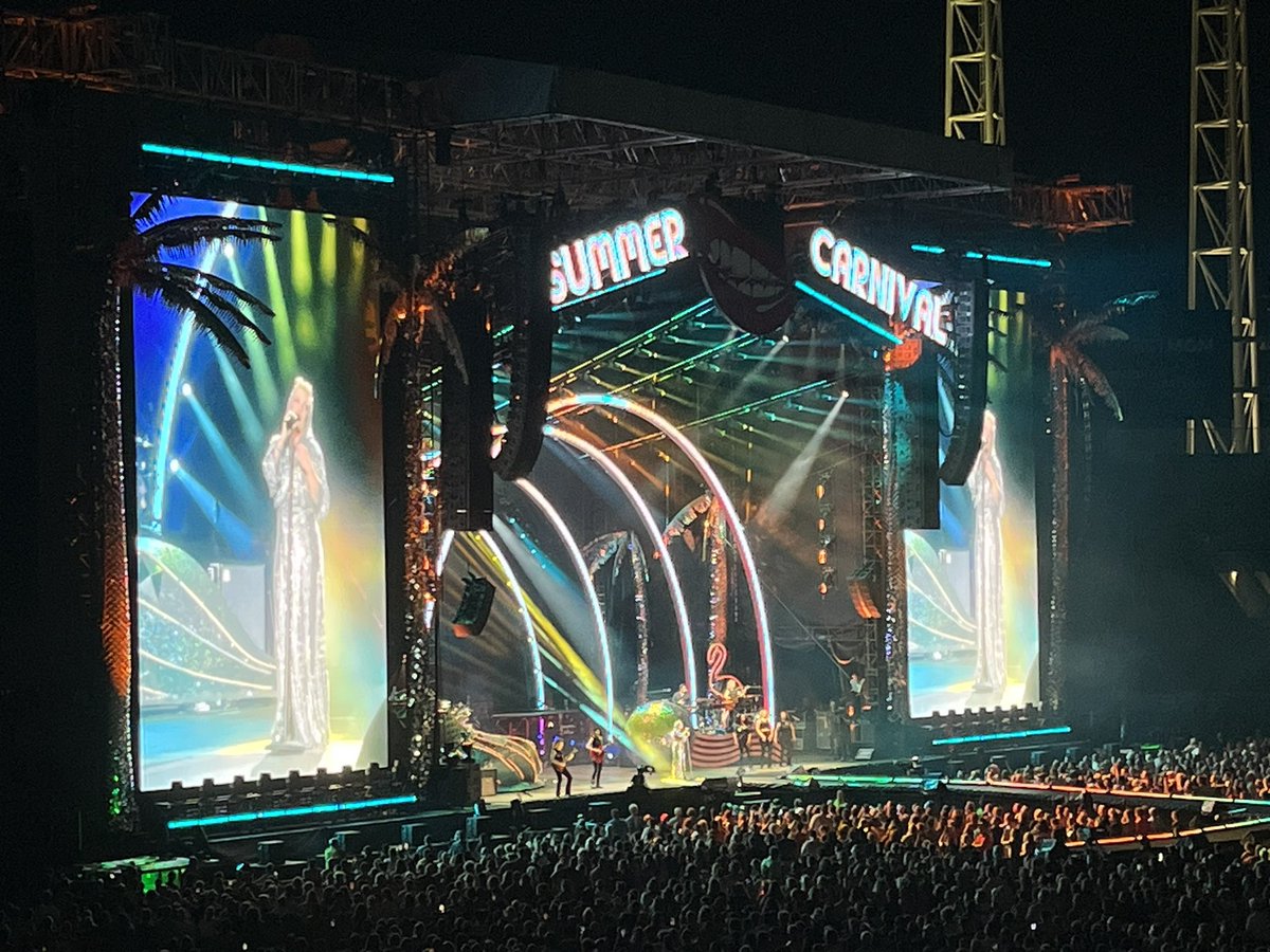eringetic's tweet photo. AMAZING show by thee most amazing artist! Words cannot express how much this lady has been there for me over the past 20+ years! My idol! My role model. Always!! So thankful I was able to see her in person finally!!! Thank you @pink! 💕💕 https://t.co/Z9Utkv9Uws