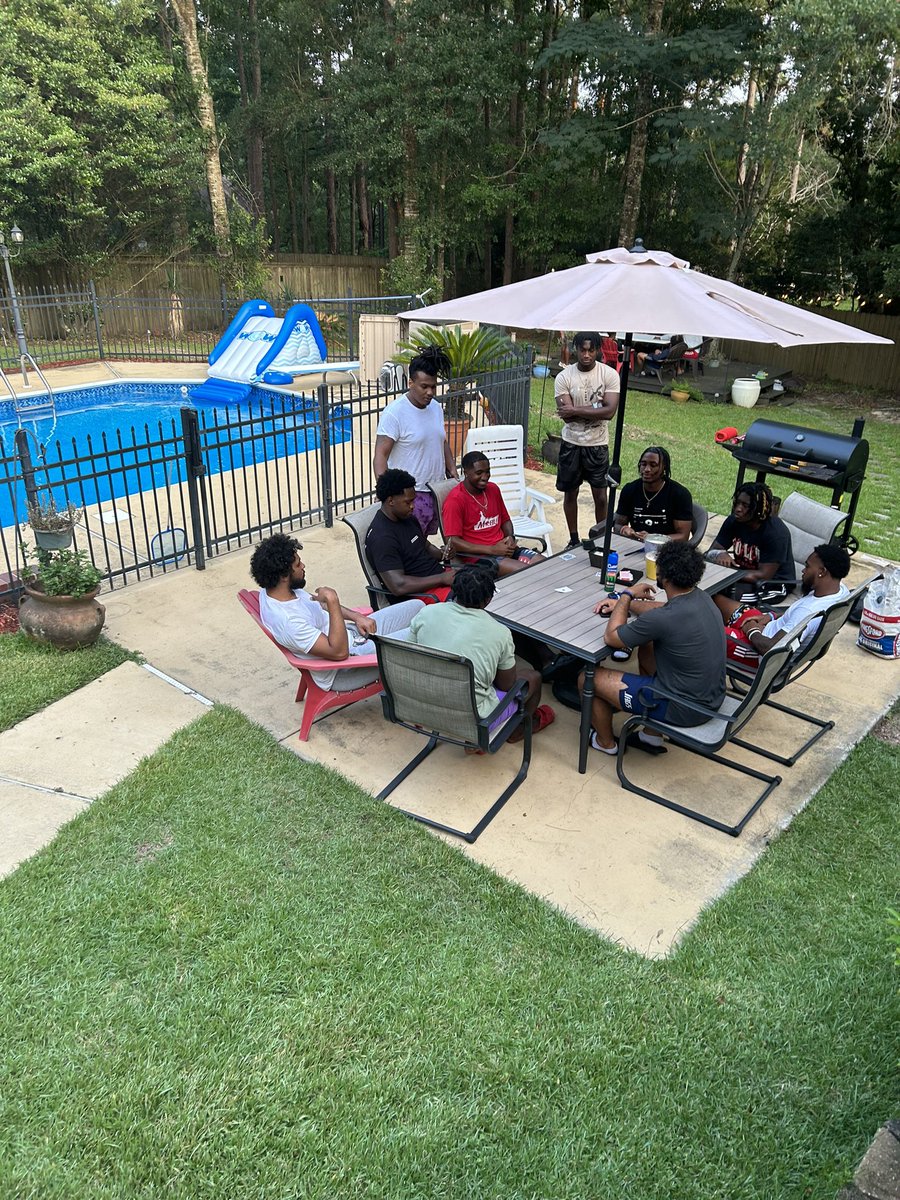 CoachWilk04's tweet image. We back at it. Grill and chill!!!!
#SwarmD #DL #Safties