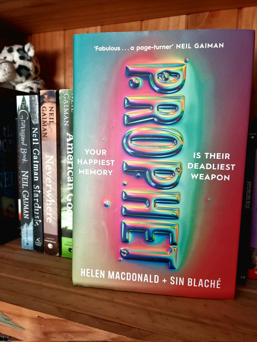 It's real!! And it's here!! BIG CONGRATS <a href="/sinistra_blache/">Sin ♣️</a> <a href="/HelenJMacdonald/">Helen Macdonald</a> 🥳🎉🥰

(look you have Neil on the cover so you get to sit with Neil on the shelf I don't make the rules)