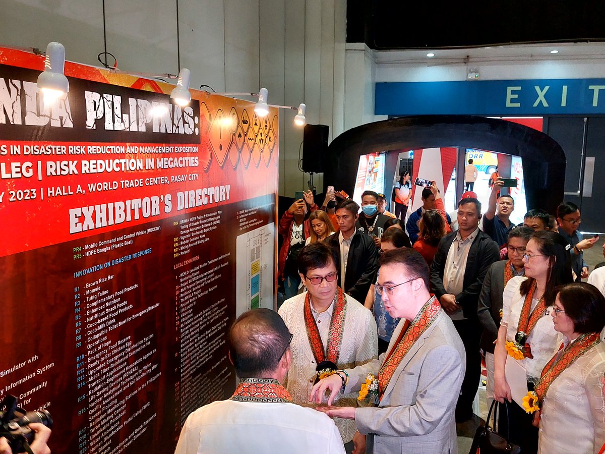 RodLagusad's tweet photo. TINGNAN: Nilibot nina Sen. Alan Peter Cayetano, Senate Committee on Science and Technology Chairperson, DOST Sec. Renato Solidum Jr., DILG Sec. Benhur Abalos at Pasay City Mayor Emi Calixto-Rubiano ang exhibit... https://t.co/7v1Af6PiuB