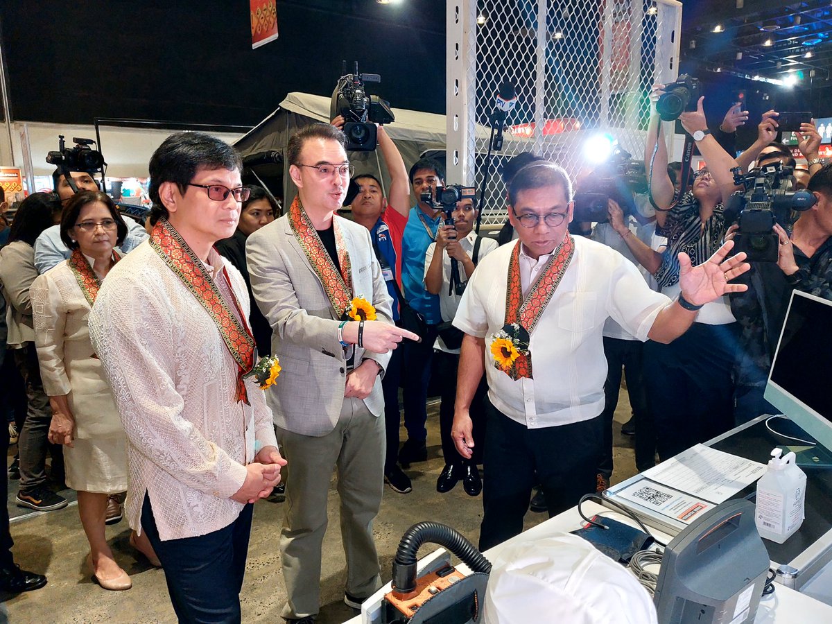 RodLagusad's tweet photo. TINGNAN: Nilibot nina Sen. Alan Peter Cayetano, Senate Committee on Science and Technology Chairperson, DOST Sec. Renato Solidum Jr., DILG Sec. Benhur Abalos at Pasay City Mayor Emi Calixto-Rubiano ang exhibit... https://t.co/7v1Af6PiuB