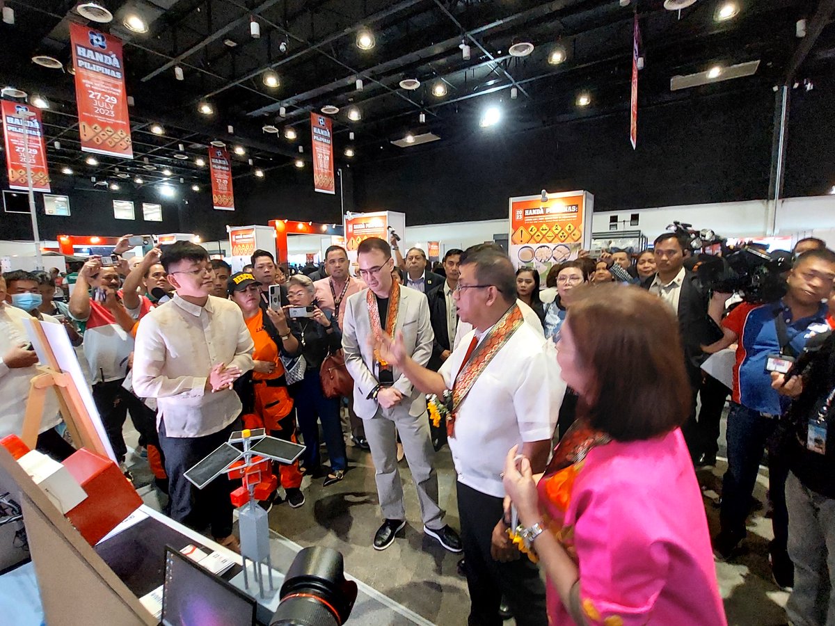 RodLagusad's tweet photo. TINGNAN: Nilibot nina Sen. Alan Peter Cayetano, Senate Committee on Science and Technology Chairperson, DOST Sec. Renato Solidum Jr., DILG Sec. Benhur Abalos at Pasay City Mayor Emi Calixto-Rubiano ang exhibit... https://t.co/7v1Af6PiuB