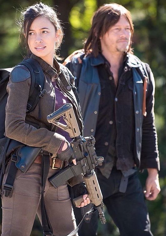 maggierehe's tweet photo. who’s the better duo? https://t.co/cGrfY23ita
