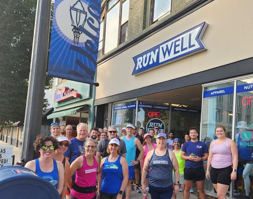 BMolineRunner's tweet photo. First Wednesday night group run from RunWell in Edwardsville. Met some nice folks, and got through six sweaty miles. #running #marathontraining https://t.co/GvbpNUjqLF
