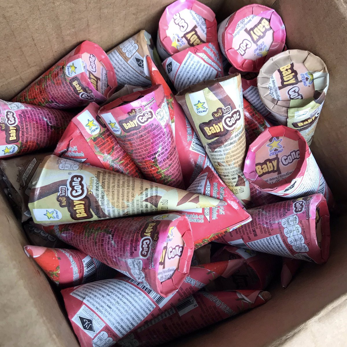 ไอติมเบบี้โคนจิ๋วอร่อยชิปหาย ตกโคนละ 5 บาทกว่าๆ เองอะ อร่อยมาก ซื้อมาเป็นกล่อง มี 60 โคน ซื้อแบบคละรส คุ้มมาก อร่อยยันก้นโคนอะ โคตรฟินนน ไม่ถึงอาทิตย์กินหมดกูงงมาก แต่อร่อยแบบตะโกนจริง กูยอม