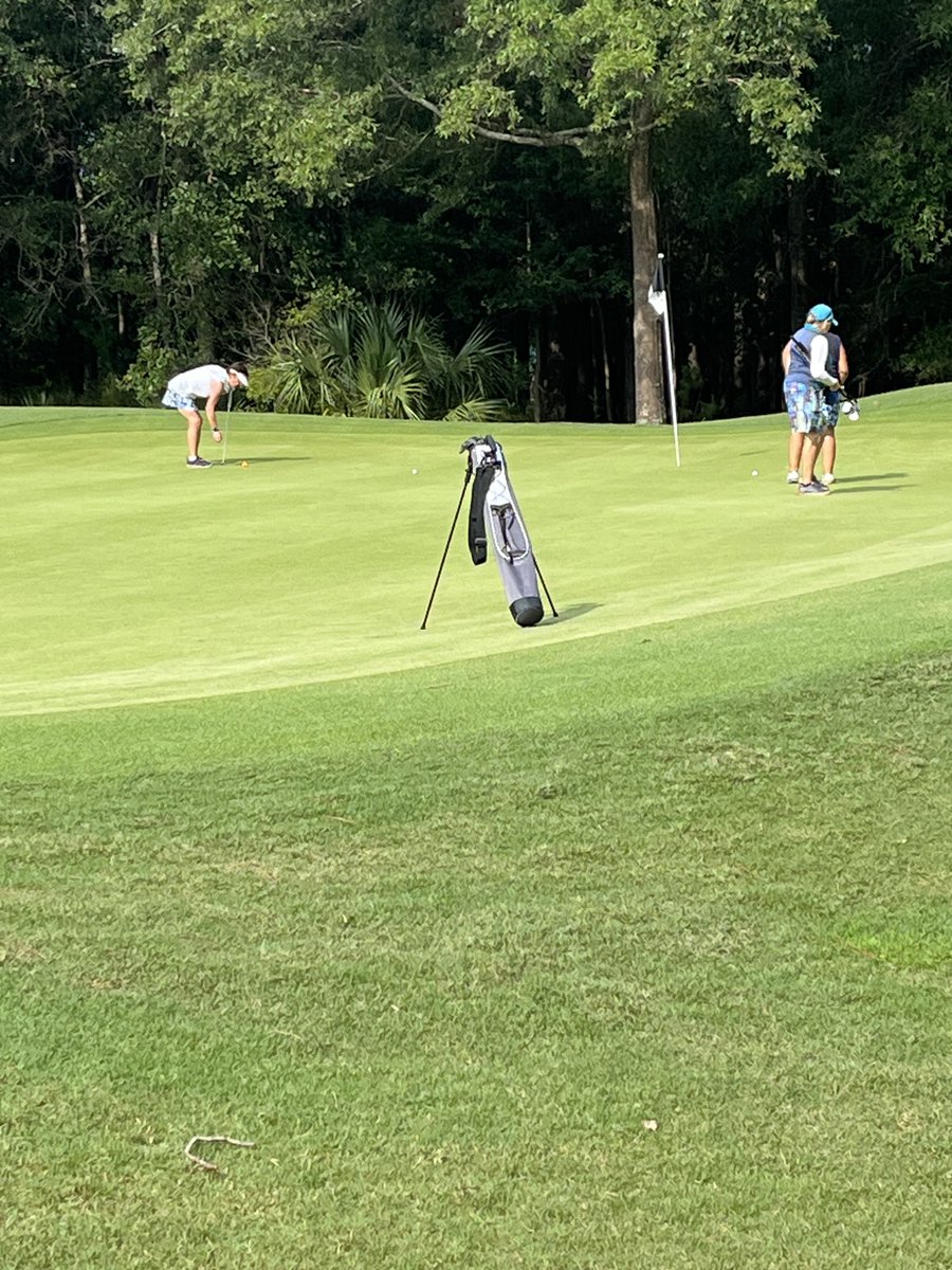 reeebert's tweet image. I need to hear from my #turftwitter guys and gals on this one.   She had no clubs in it and carried her putter to the green