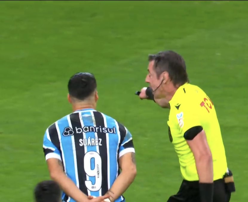 samengo_ofc's tweet photo. Suárez roubou a bola do tiro de meta, meteu um gol de mão e ainda foi questionar o juiz

Realmente os cara vêm da Europa achando que Brasil é bagunça https://t.co/XenwF6mbjt