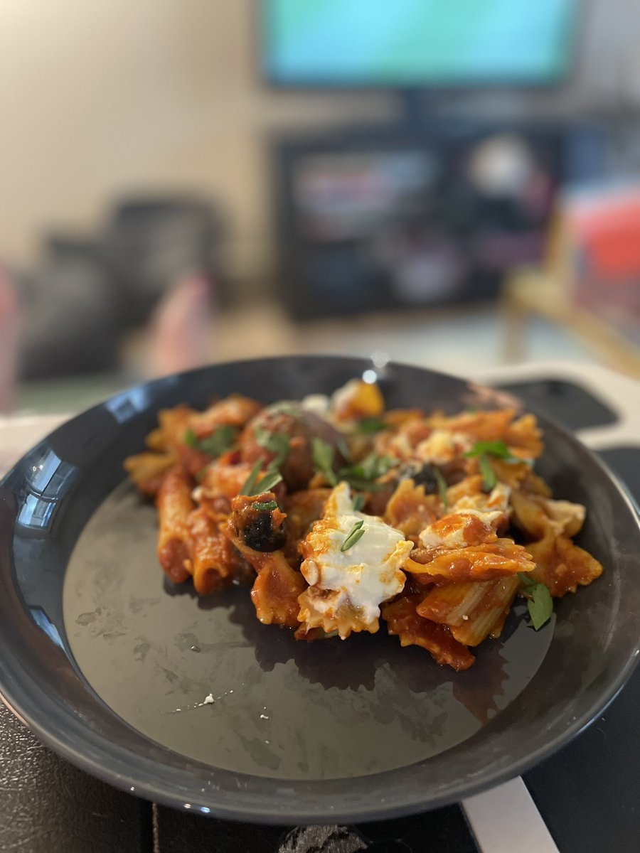 ashleymancheni's tweet photo. Pasta dinner to catch the @USWNT. #GoUSA @FIFAWorldCup Made using @BarillaUS penne, @matriarkfoods arrabiata sauce, fresh tomatoes and parsley from @imperfect_foods. https://t.co/klpmBFQb4s