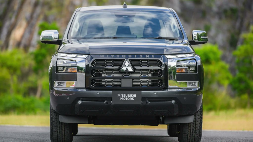 Autocosmos's tweet photo. La nueva @MitsubishiMex 😎 ofrecerá la nueva 𝗟𝟮𝟬𝟬 exclusivamente con mecánica turbodiésel 👊 Se trata del nuevo motor 4N16 de nuevo desarrollo, un cuatro cilindros turbo de 2.4L, que se ofrecerá con tres especificaciones 👏👉 https://t.co/yXfDgO4WIE https://t.co/hOAoHvB7Bv