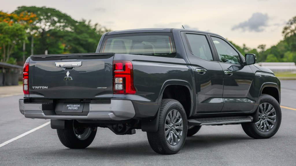 Autocosmos's tweet photo. La nueva @MitsubishiMex 😎 ofrecerá la nueva 𝗟𝟮𝟬𝟬 exclusivamente con mecánica turbodiésel 👊 Se trata del nuevo motor 4N16 de nuevo desarrollo, un cuatro cilindros turbo de 2.4L, que se ofrecerá con tres especificaciones 👏👉 https://t.co/yXfDgO4WIE https://t.co/hOAoHvB7Bv