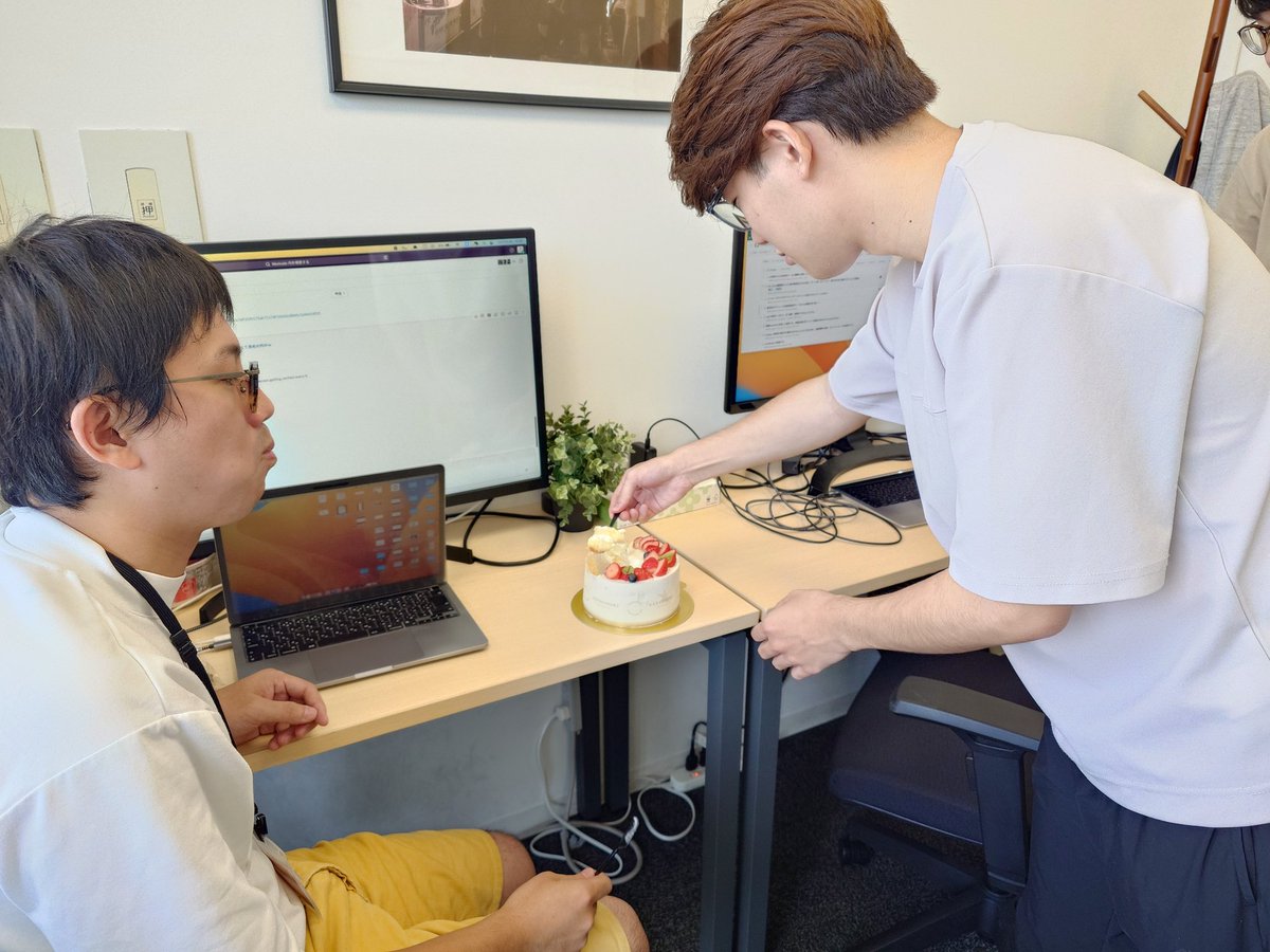 本日はエンジニア市澤の入社2周年をケーキでお祝い。

みんなで順番につついて食べるスタイル。

2年前に比べてプロダクトも組織も進化しました！