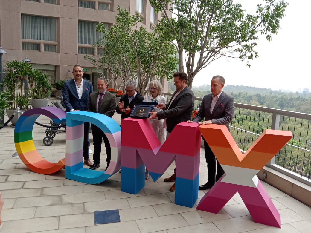 Gobierno capitalino, a través de <a href="/turismocdmx/">Secretaría de Turismo de la Ciudad de México</a> recibió el distintivo #QueerDestinations mediante el cual la #CDMX es reconocida.
Desplas Puel también anunció que la empresa @turibus y la <a href="/AMAVCDMX/">AMAV Ciudad de Mexico</a> ya han sido convocados para invitar a sus agremiados a contar con el distintivo