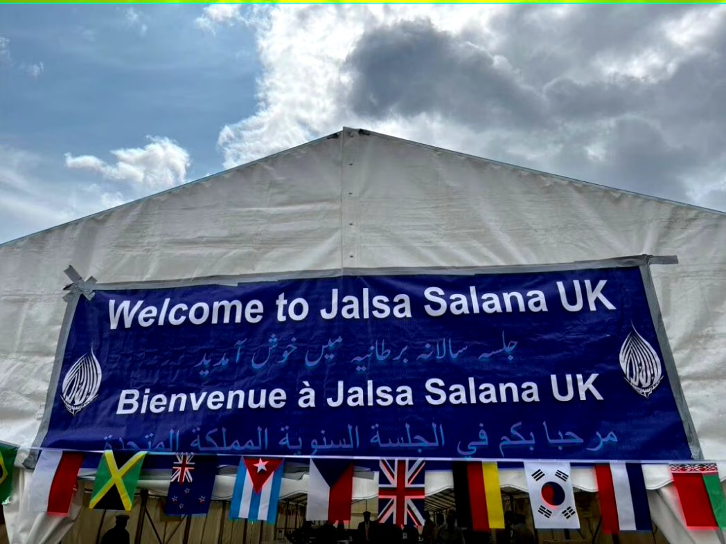 abdulnoor497's tweet photo. .. #TheHolyProphet taught tht #smiling to your Muslim brother is #charity; commanding good & forbidding evil is charity; giving directions to a man lost in land or one with bad sight is charity; & removing a rock, thorn, or bone from the road is charity..
#JalsaSalana
#JalsaUK https://t.co/OQ4WXGfU5j