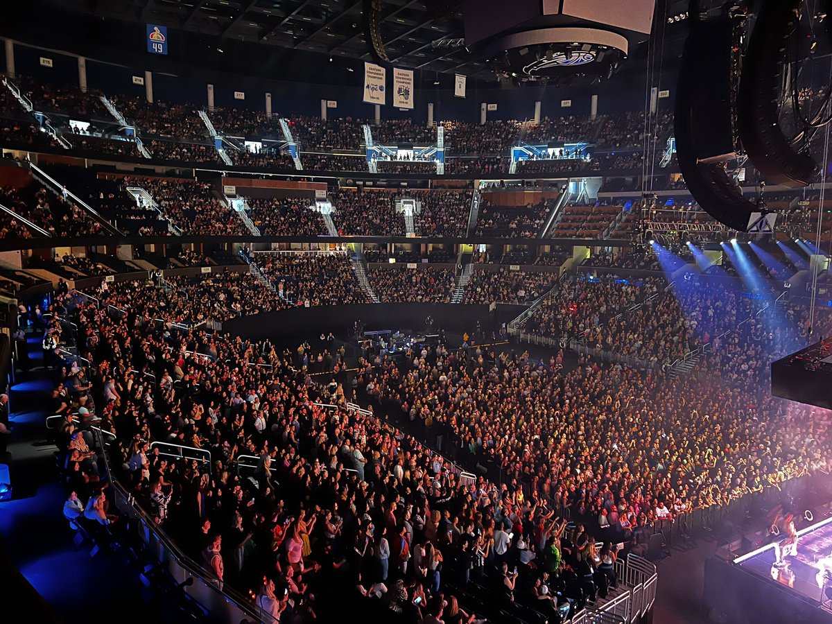 TheKiaCenter's tweet image. Orlando showed up for Sam Smith tonight. 🫶  #GLORIATHETOUR