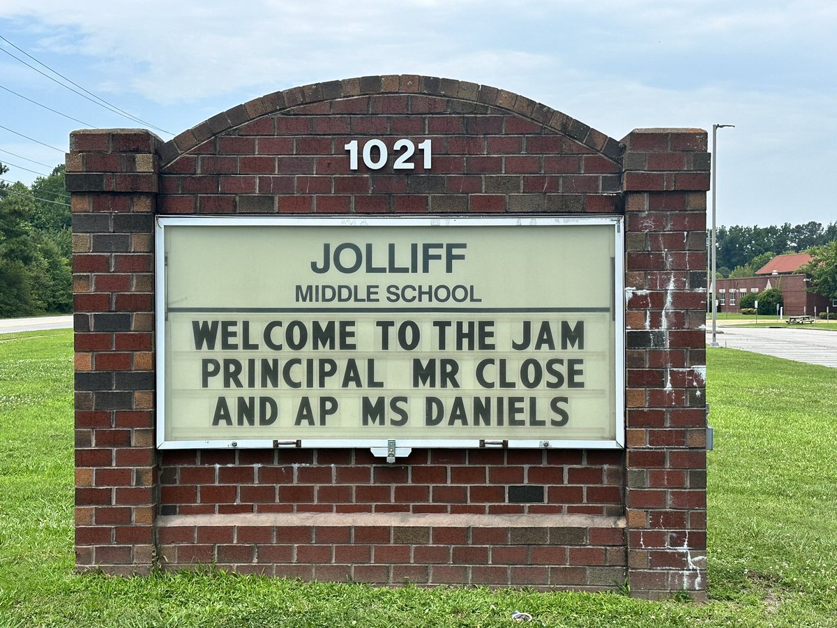 JolliffMiddle's tweet photo. Welcoming to the JAM, Ms. Daniels, 6th gr. AP! She brings 20 yrs of experience in education &amp; science! As a science teacher @OscarSmithMS her classes were 🔥&amp; this year will be too! Today is her birthday- we hope it was a great one! 🎂#sheJAMS #inspireCPS #welcometotheJAM #HBD https://t.co/dOdPDcGWME