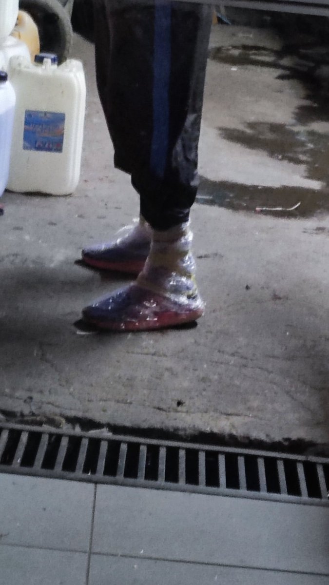 zannozuke's tweet photo. OYE @ZARA te vendo el diseño de botas para la lluvia https://t.co/qYVSN7TDxY